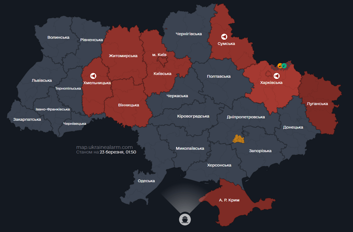 Ще одна пожежа в Києві через падіння уламків дрона - фото 3