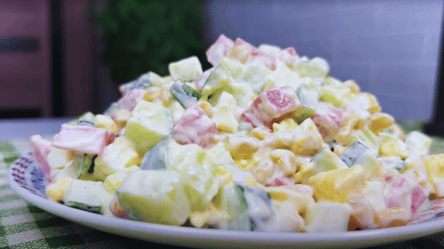 Салат "Пан Фартук" — понадобится колбаса и 100 г кукурузы - 285x160