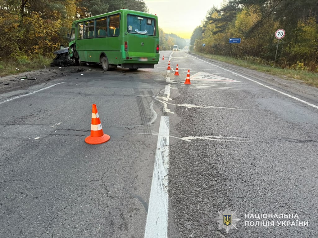 На Львівщині зіткнулися автобус та легковик: п'ятеро постраждалих - фото 1
