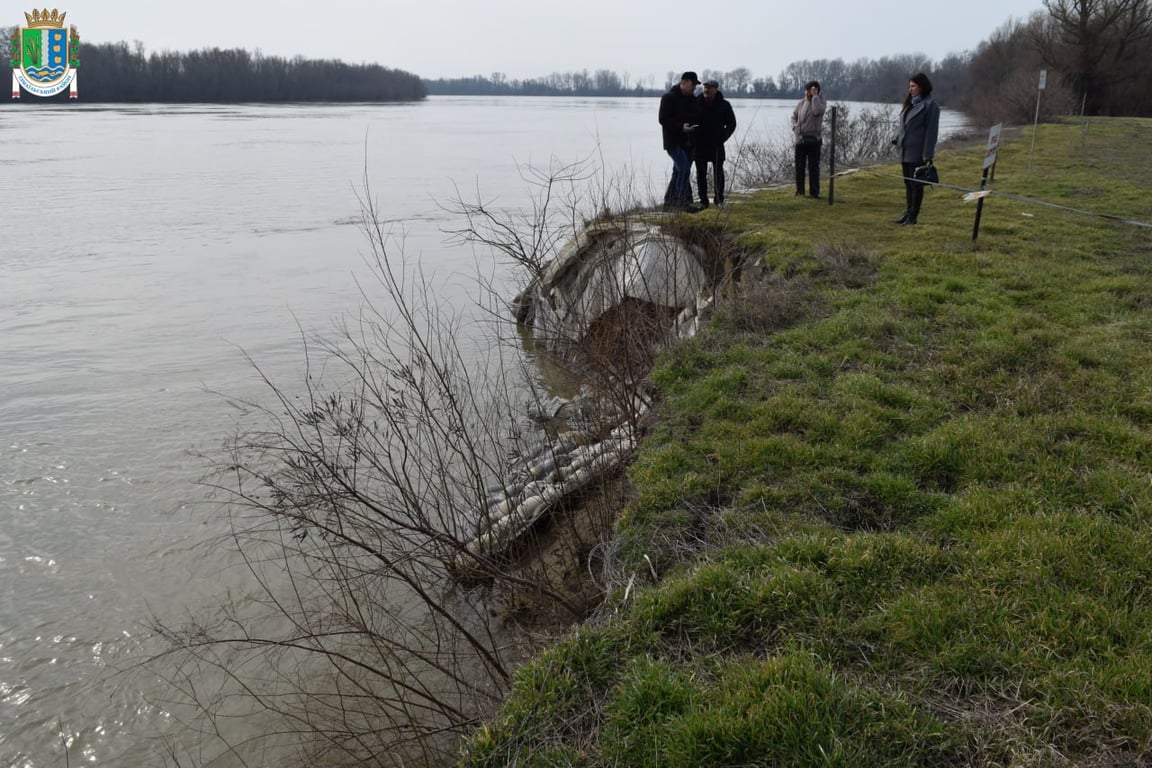 Шлюз дамби зсувається