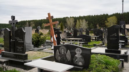 Гроші на пам'ятник не дають, а місце на кладовищі на вибір — як Київ ховає полеглих бійців - 290x166