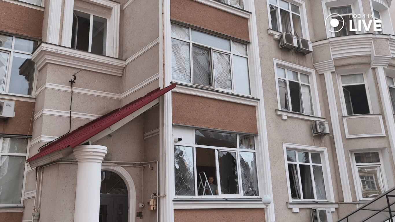 Вибиті вікна у житловому будинку після атаки на Одесу