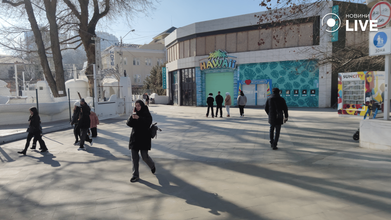 Ясна погода зібрала натовпи одеситів на узбережжі — фоторепортаж - фото 1