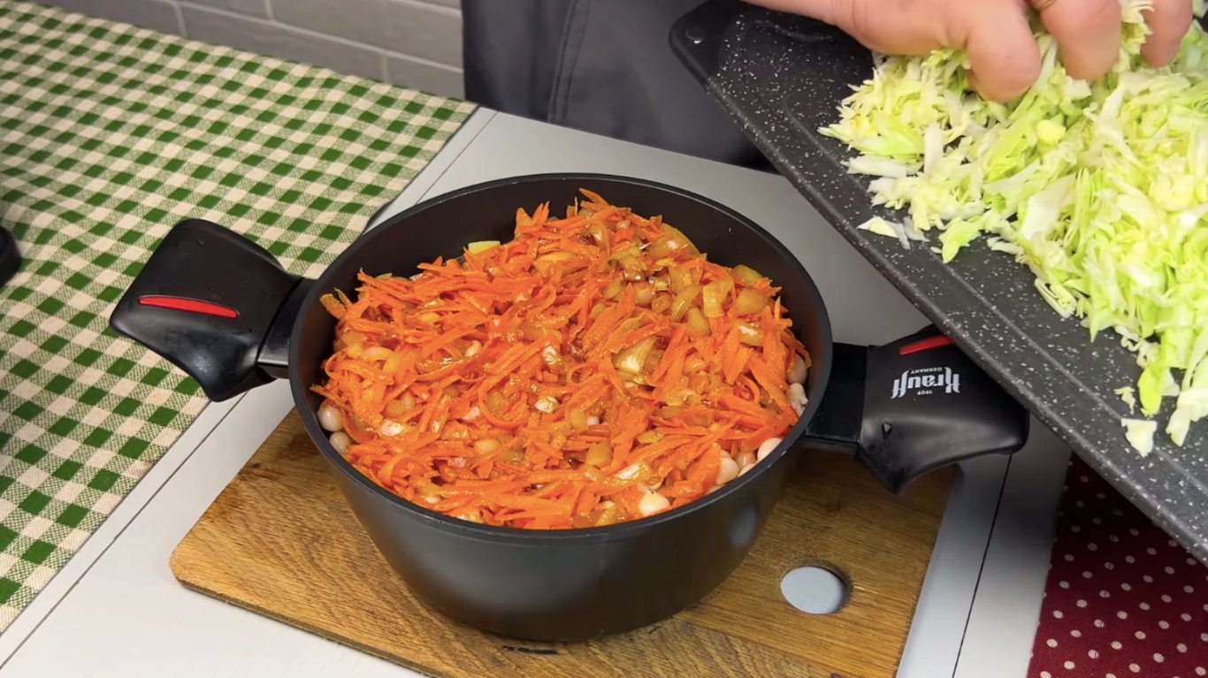 українська страва з м’ясом, квасолею, картоплею та капустою