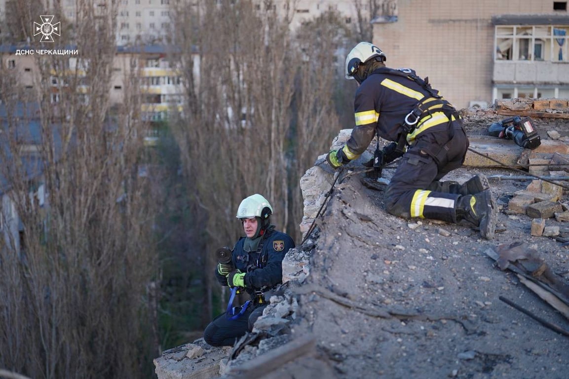 Рятувальники на місці обстрілу 