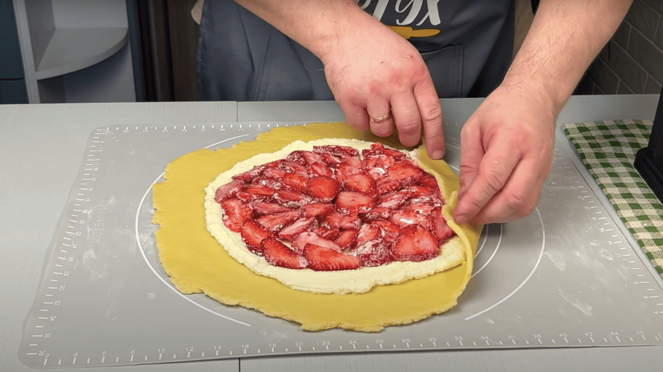 яскрава сирно-полунична галета