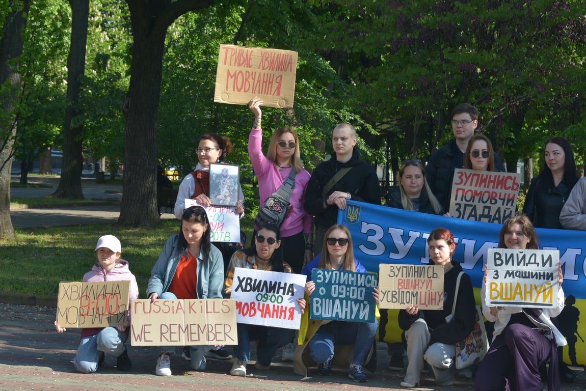 Хвилина тиші в Одесі — у центрі вшанували Героїв (фоторепортаж) - фото 7