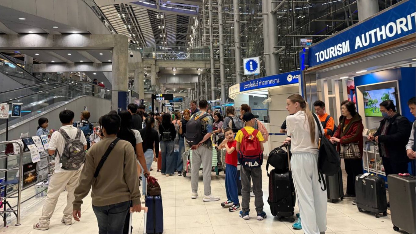 Полет в самолете: почему не надо поднимать телефон, упавший между сидений