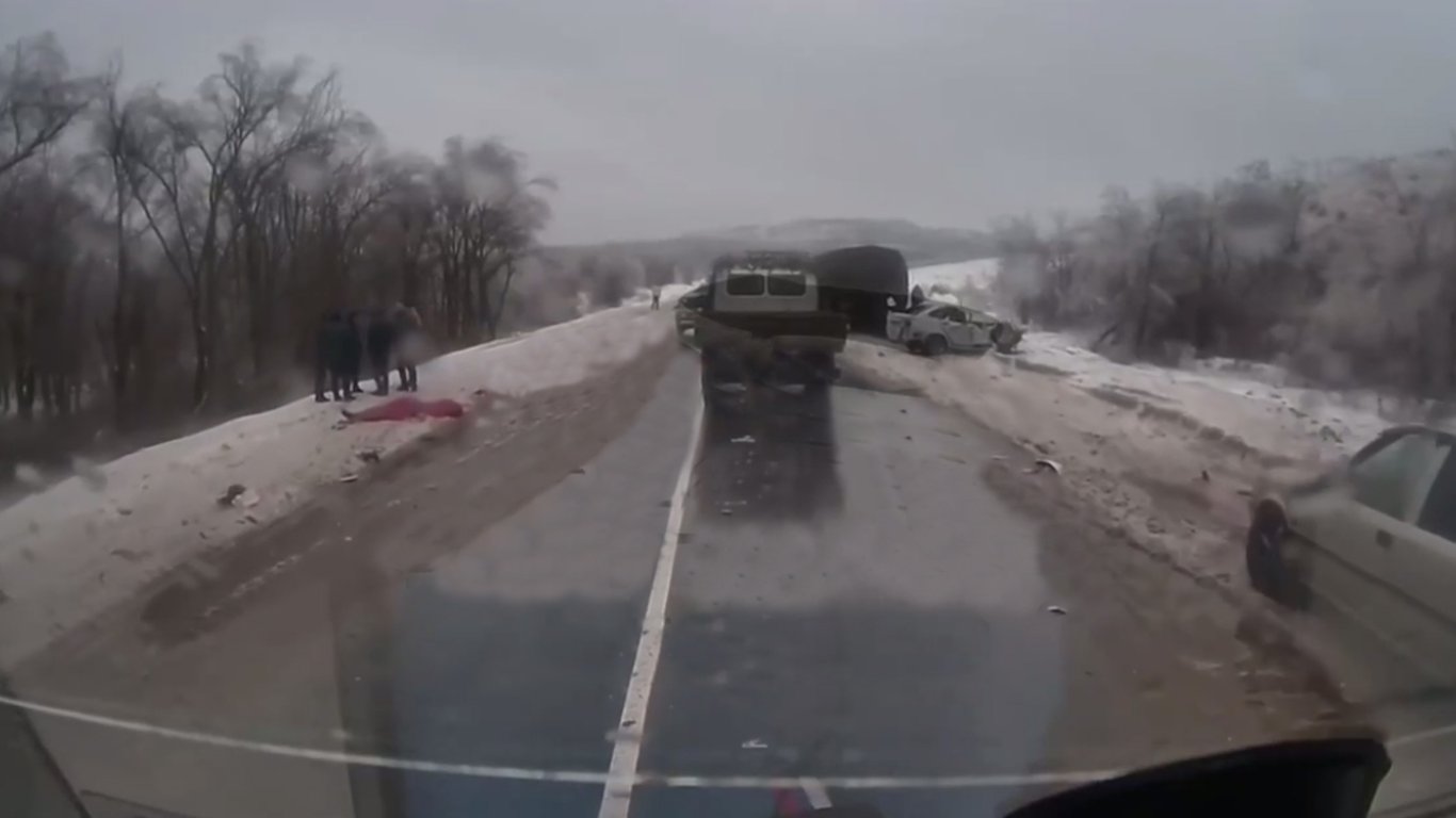 На Луганщине российский военный грузовик раздавил легковое авто с водителем