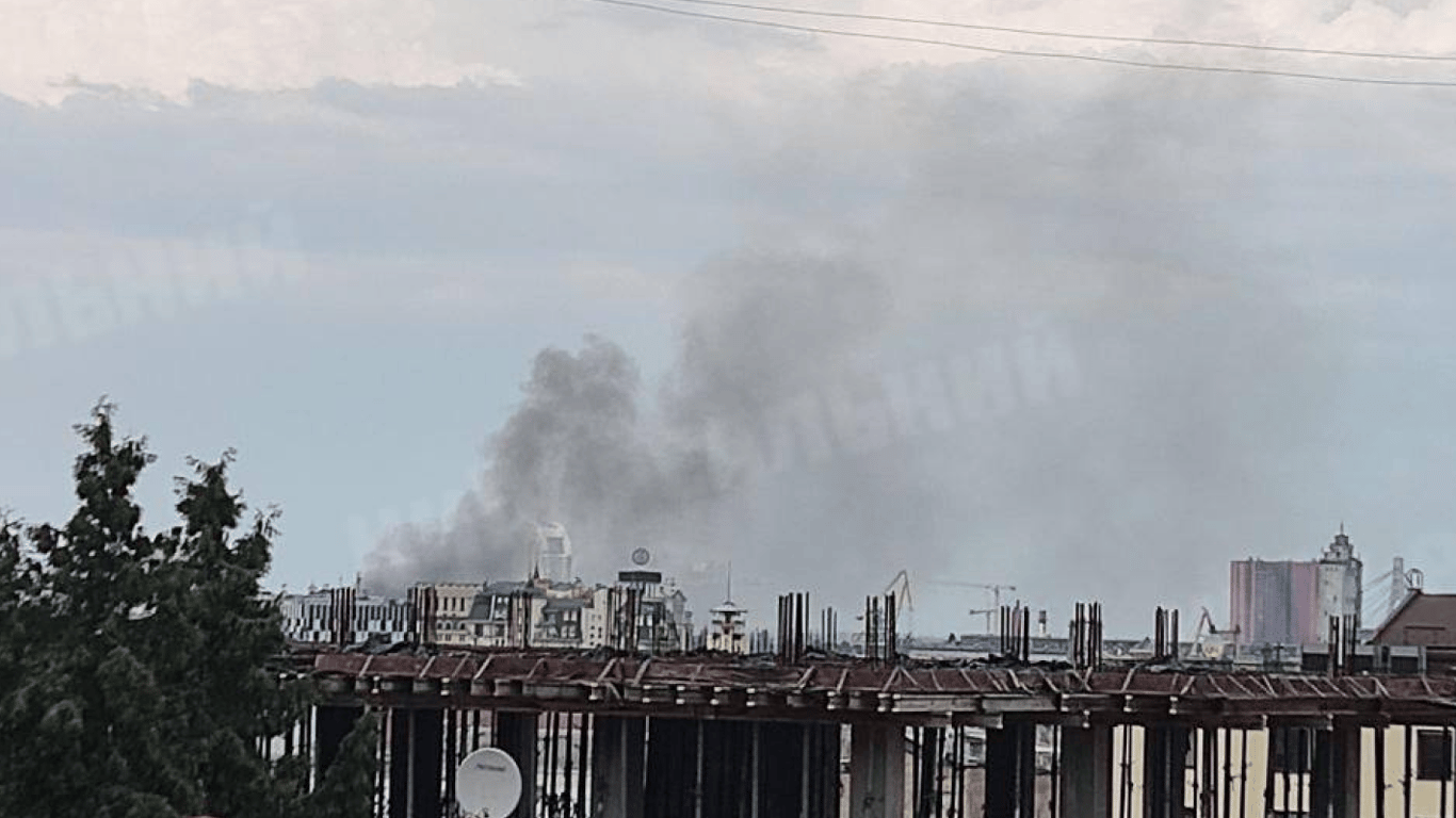 В Киеве возле Почтовой площади произошел масштабный пожар