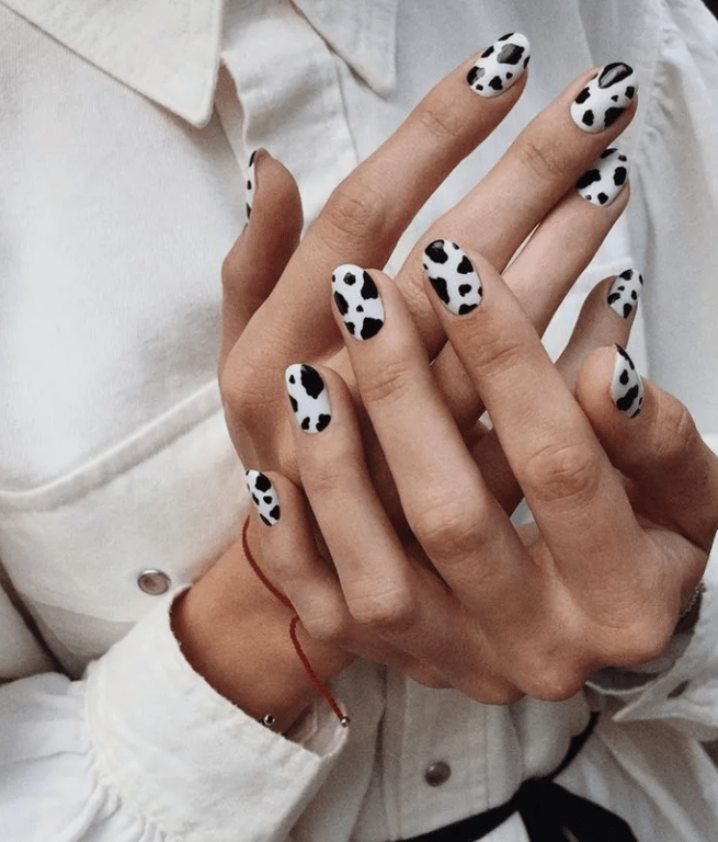 Классический коровий принт на ногтях