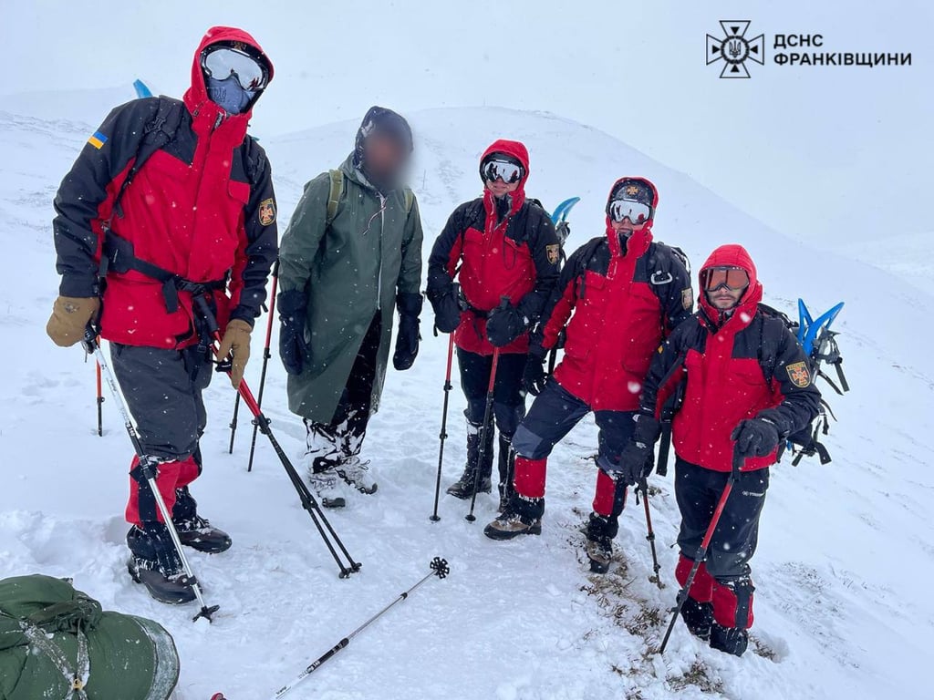 Заблукав у Карпатах: рятувальники вивели переохолодженого туриста з високогір’я