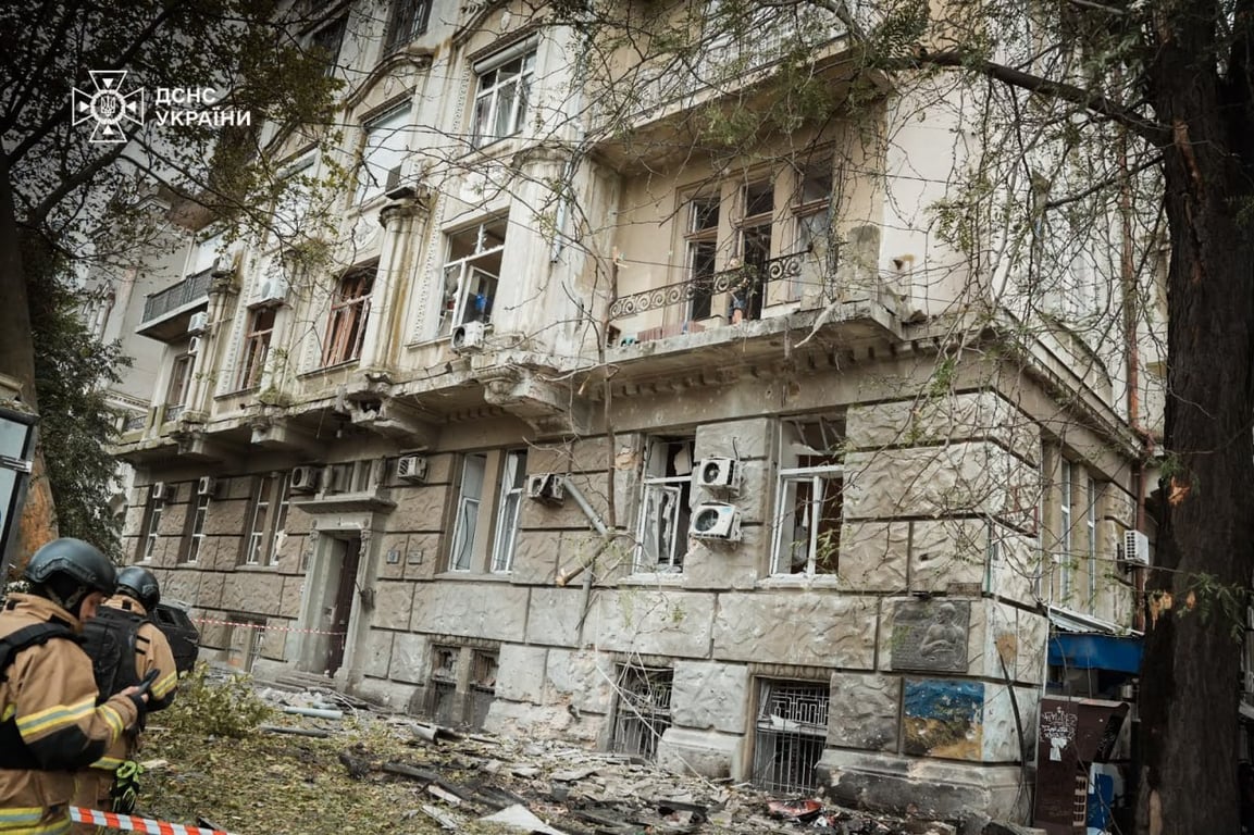 Зеленский призвал ускорить поставки оружия после массированных ударов России - фото 3