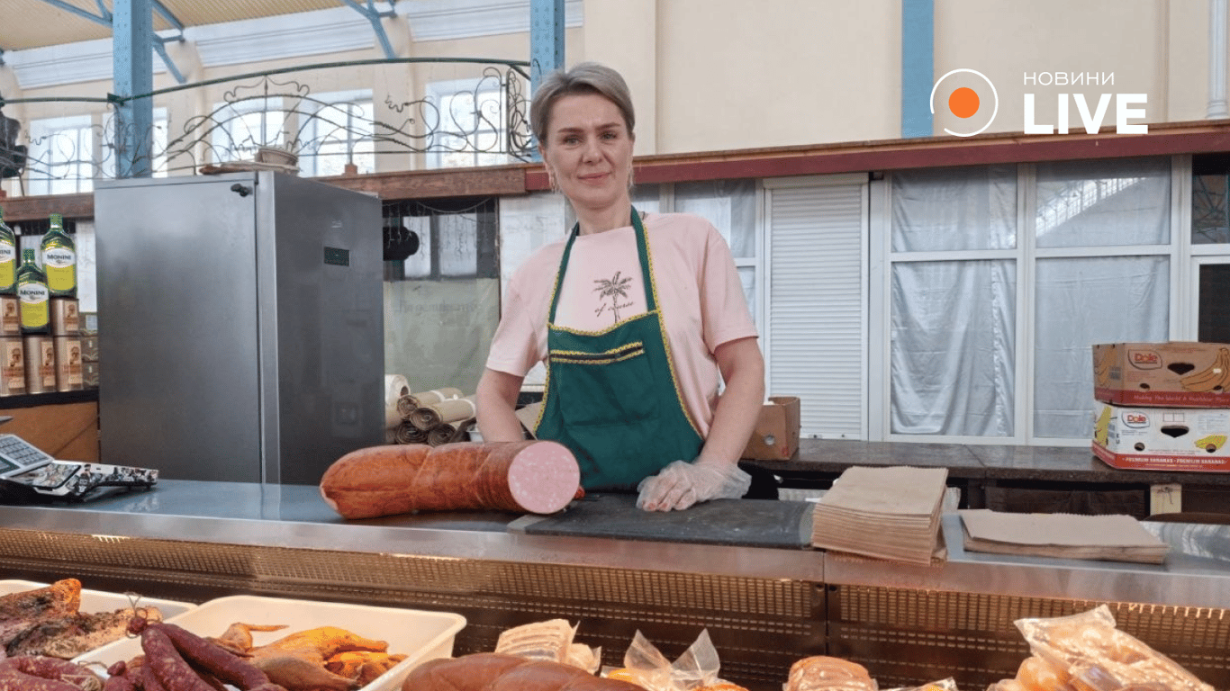 Продавчиня Ольга про копчену продукцію. Фото: Новини.LIVE