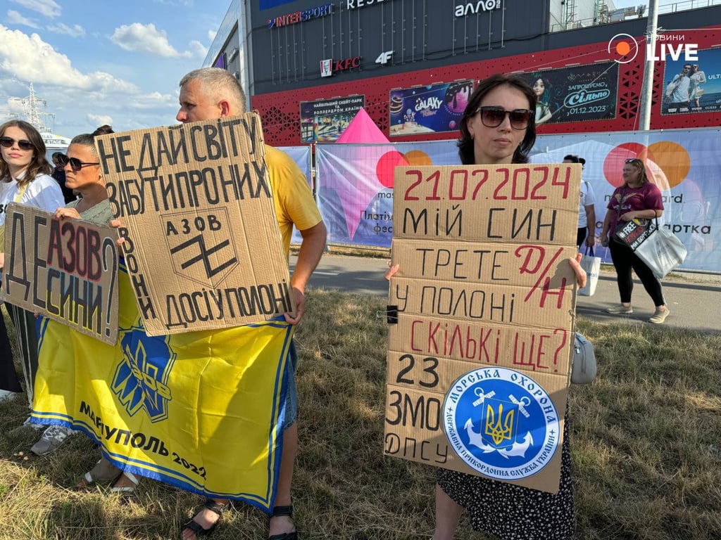 Free Azov — в Киеве родные пленных бойцов "Азова" вышли на улицы - фото 1