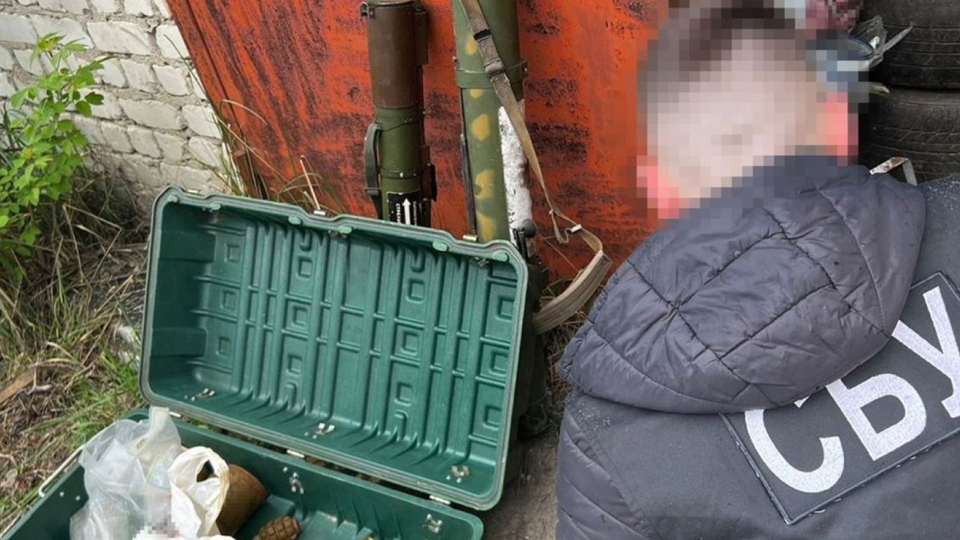 Правоохоронці затримали чоловіків, які намагались продати авторитету трофейну зброю - фото 2