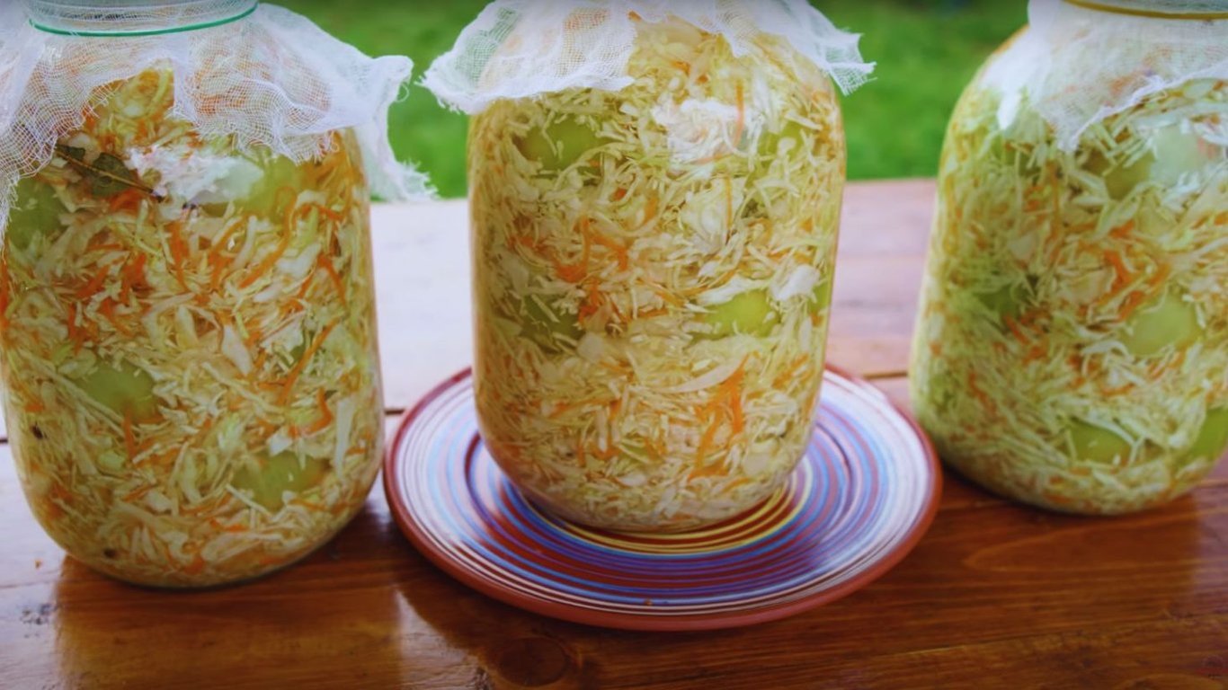 Смачний рецепт квашеної капусти з зеленими помідорами — відео рецепт