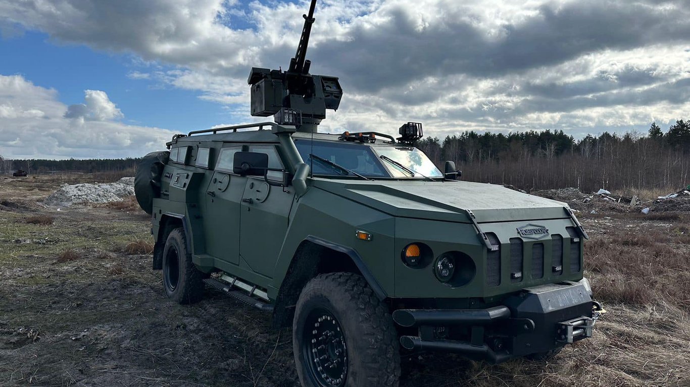 В Украине испытали улучшенный бронеавтомобиль "Новатор" с роботизированным пулеметом