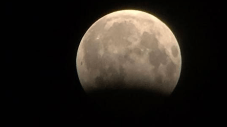 Как украинцы любовались лунным затмением — кадры, от которых перехватывает дыхание - 285x160