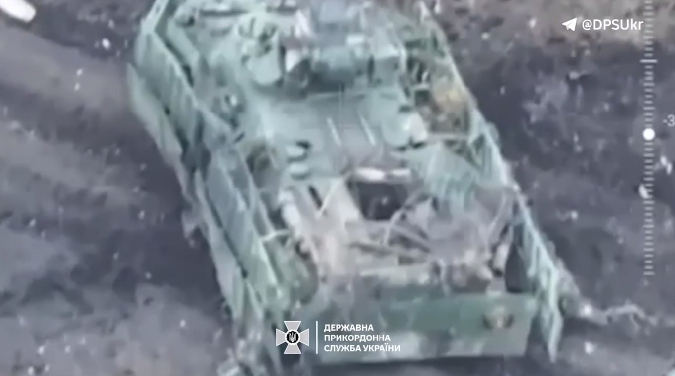 Прикордонники знищили ворожий БТР на Бахмутському напрямку - фото 1