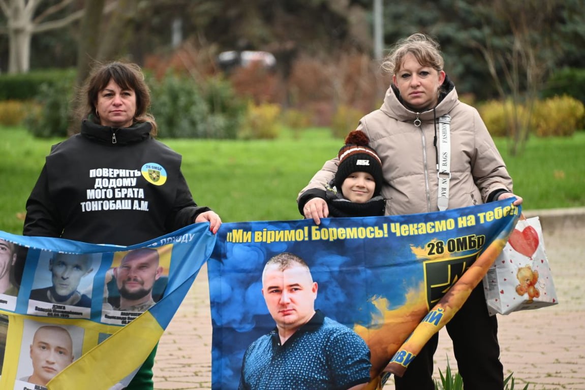 Плакати з вимогами підтримати полонених, виставлені під час мітингу.