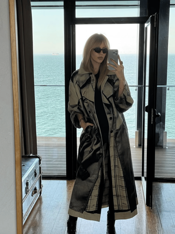 Нікітюк показала стильний образ з тренчем