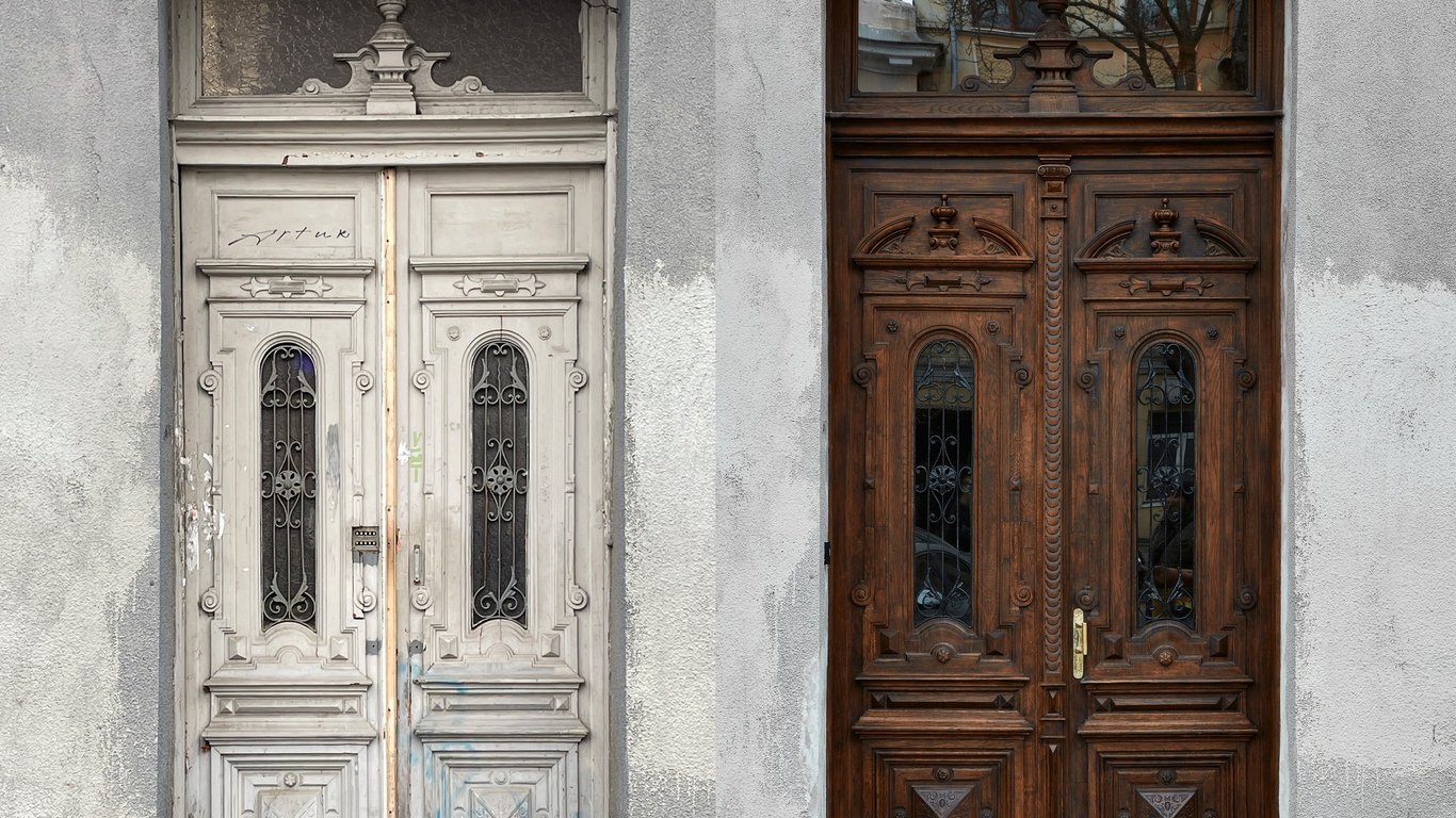 В Одессе реставрировали уникальную дубовую дверь конца XIX века