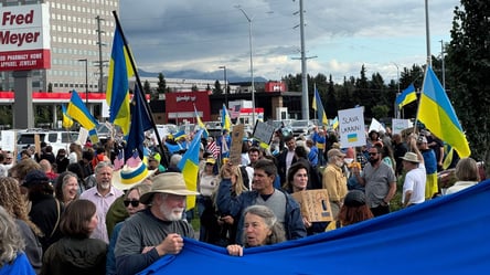 На Аляске митинговали за Украину — добрались до базы с Путиным - 285x160