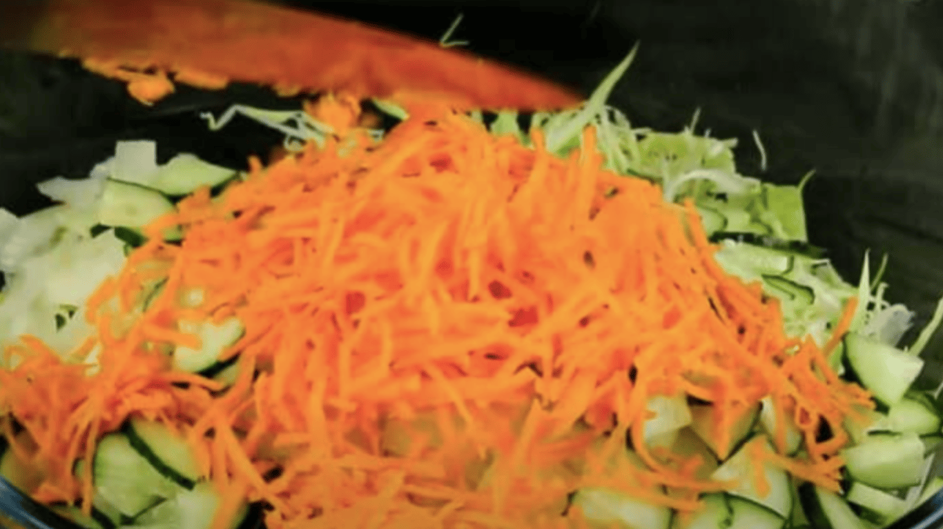 смачний салат з молодої капусти 