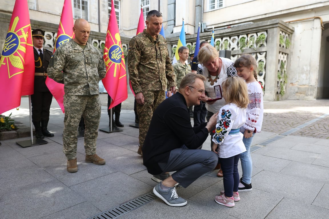 У Львові в День міста вручили відзнаки родинам загиблих захисників