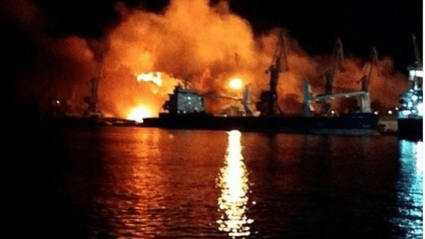 Взрывы в Крыму — росСМИ пишут об атаке на корабли ЧФ и Крымский мост