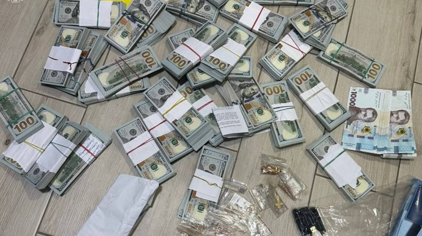 Драгоценности, деньги и паспорт РФ — на Николаевщине задержали главу МСЭК - фото 2