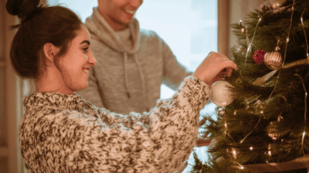 Які кольори обрати для ялинки 2025-2026 — сміливі та свіжі ідеї - 285x160