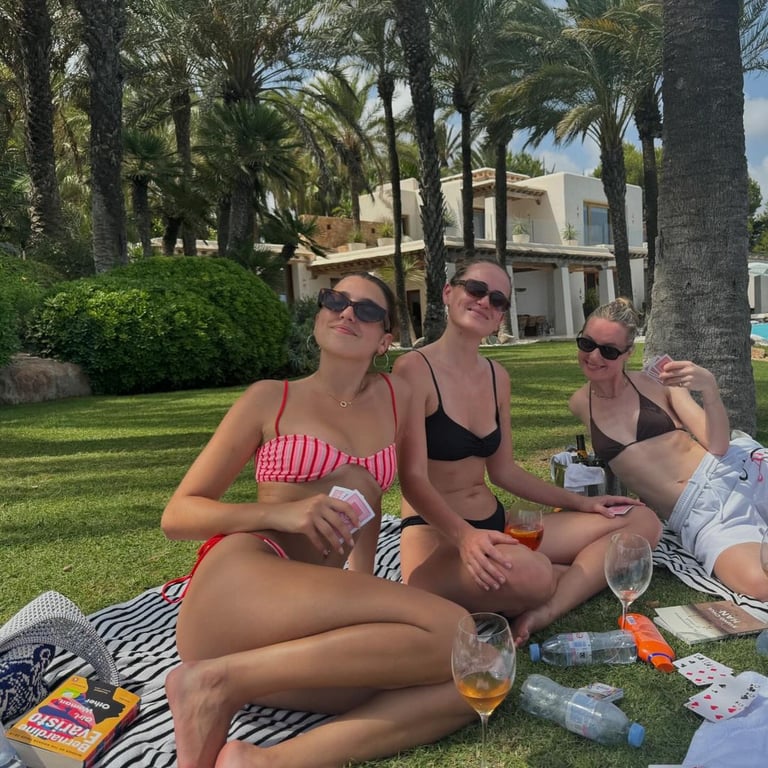 В оточенні подружок та коханого — Дуа Ліпа яскраво відсвяткувала день народження на Ібіці - фото 5