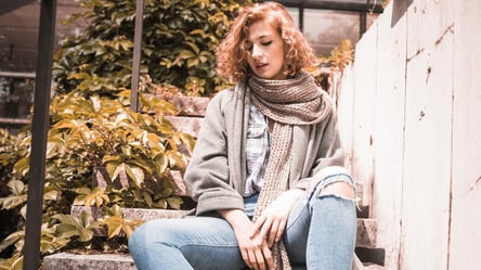 Jeans in a trendy shade for fashionable fall 2025 looks - 285x160