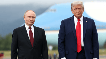 Trump–Putin photo appears in White House - 304x171