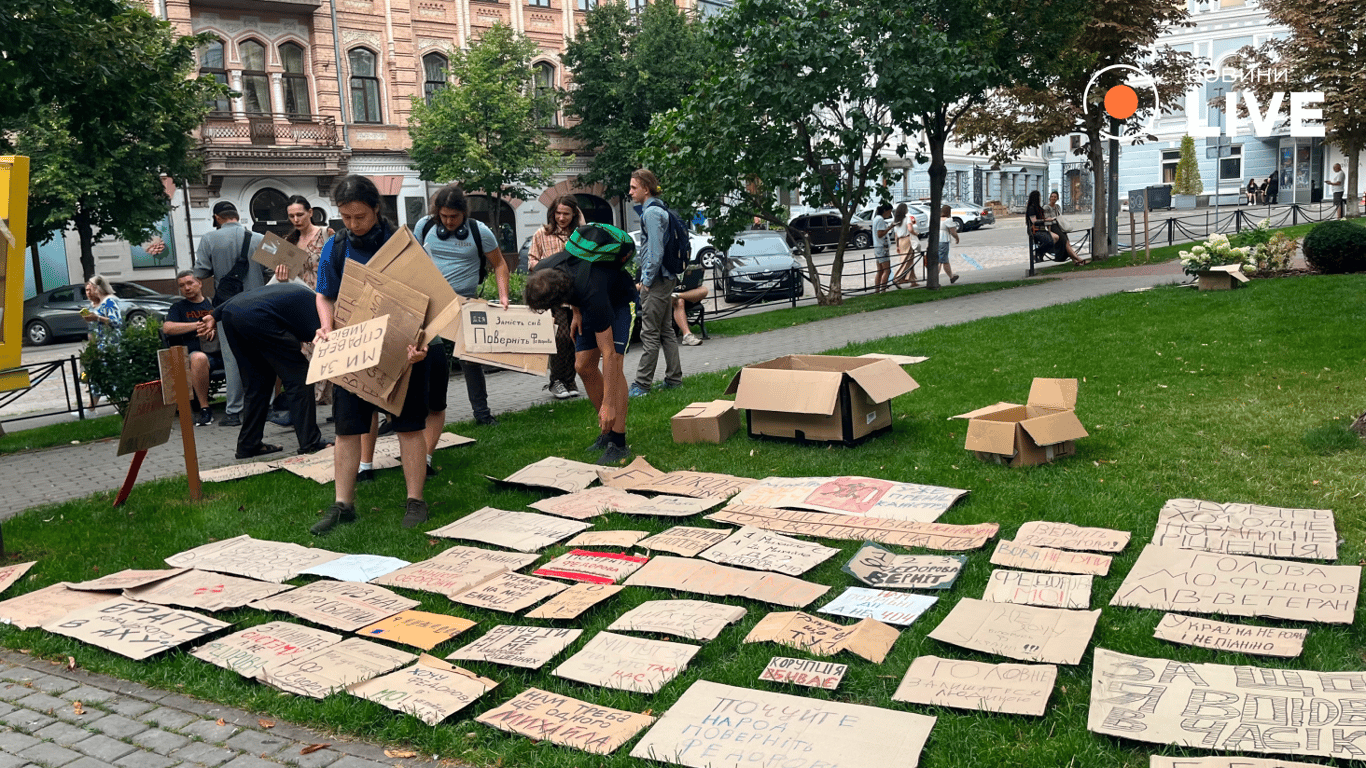 Требуют диалога с властью и жгут дымовые шашки: 23-й день протестов против отставки Федорова - фото 3
