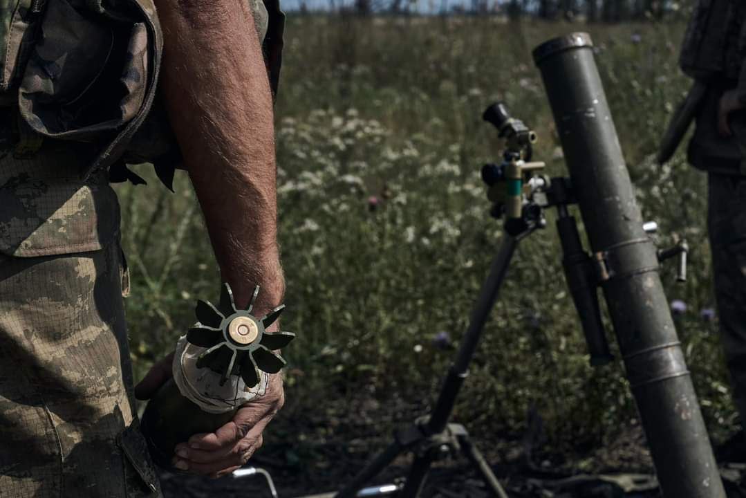 Український військовий зі снарядом в руках