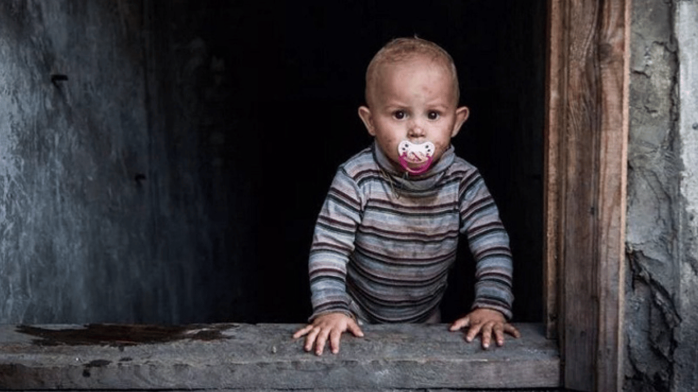 Кабмин утвердил принудительную эвакуацию детей из горячих точек Украины