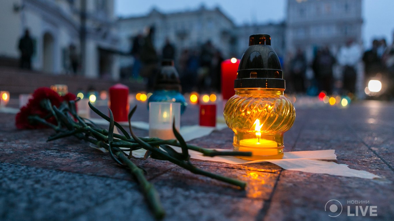 В Киеве чтят память жертв трагедии в мариупольском драмтеатре