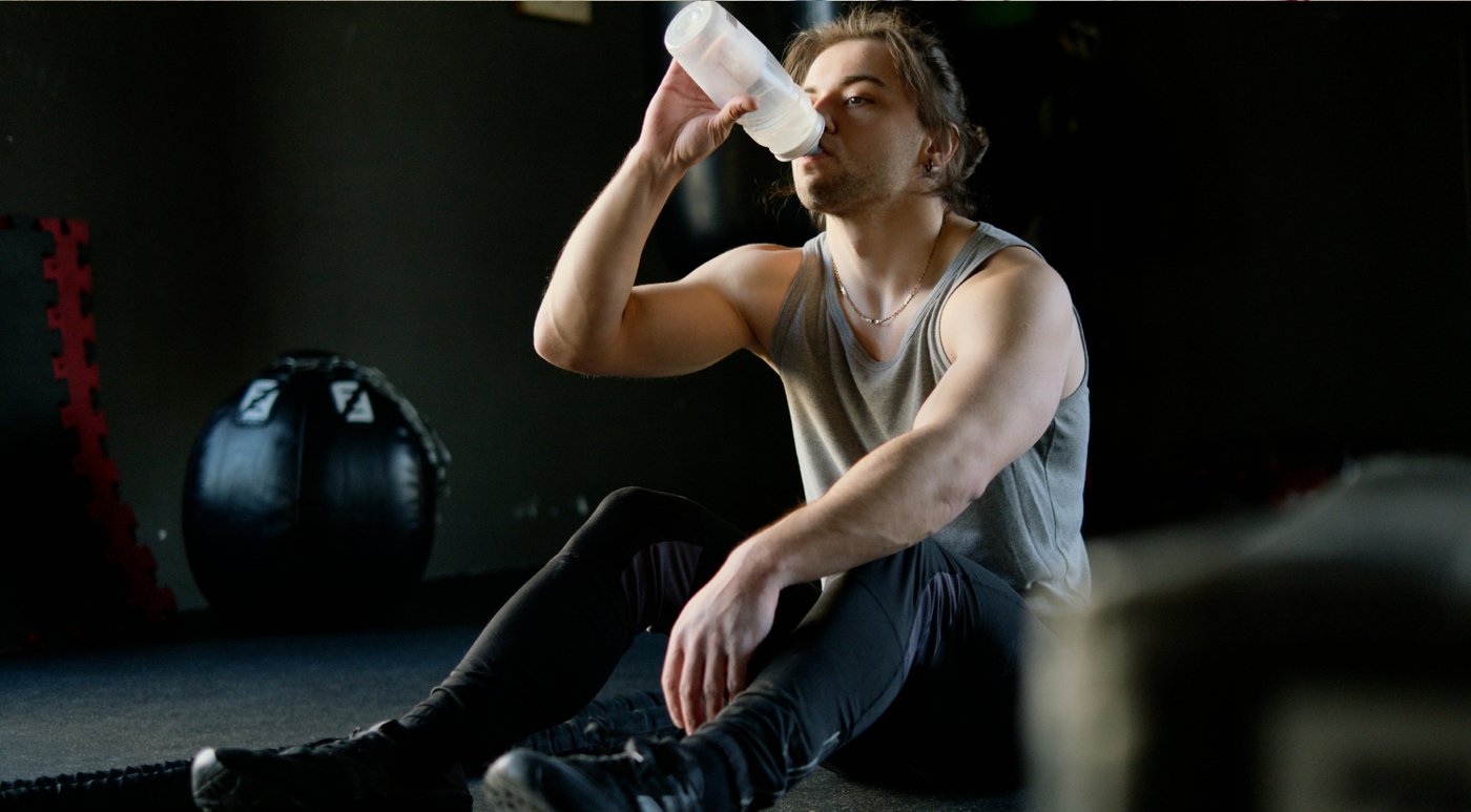 Мужчина пьет воду