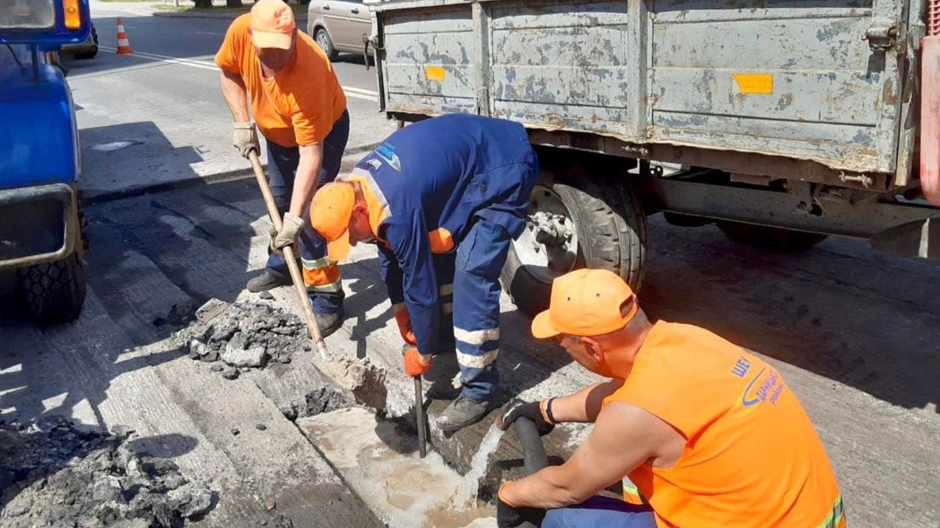 В Кабмине выделили 2,4 миллиарда гривен из Резервного фонда на ремонт дорог для нужд ВСУ