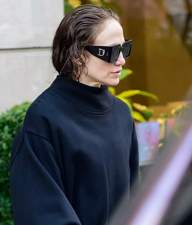 Джей Ло в стильних окулярах