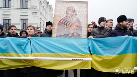 Столкновения и протесты в Киево-Печерской Лавре: фоторепортаж с места происшествия - 285x160
