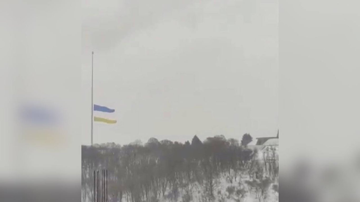 В Киеве непогода повредила самый большой флаг страны