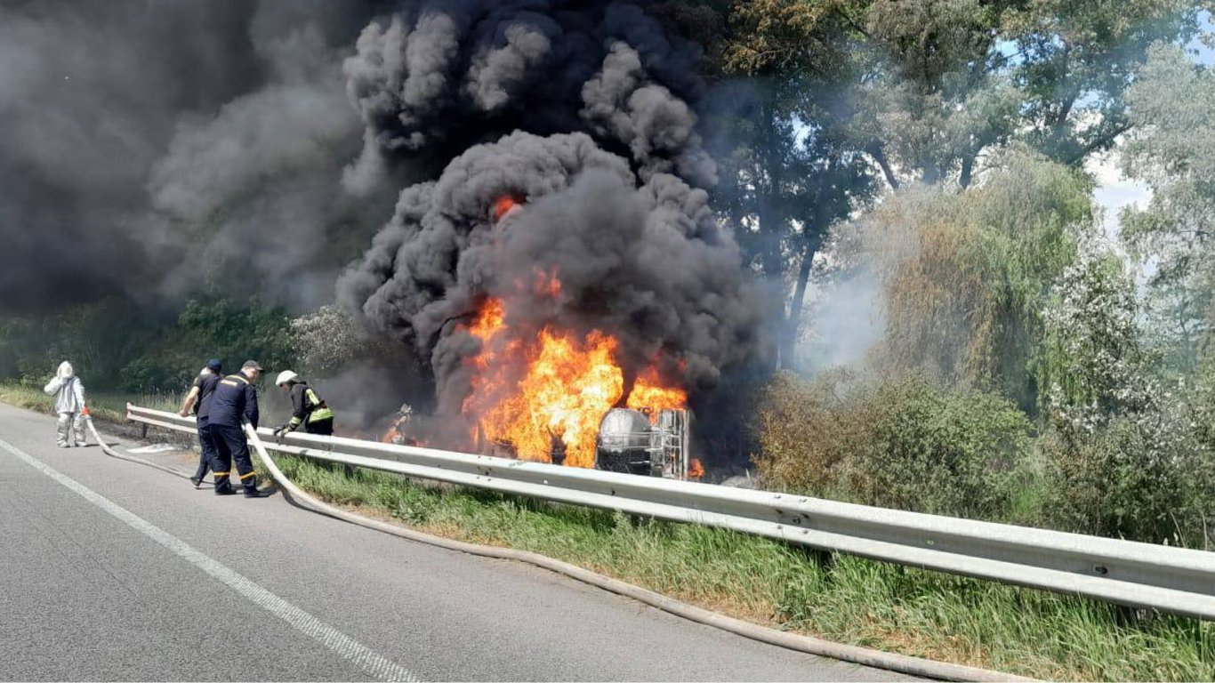 В Киевской области на автодороге перевернулся бензовоз: начался пожар