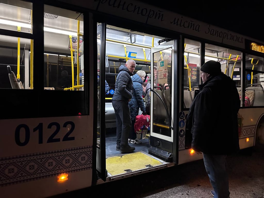 Люди гріються в автобусах біля постраждалого приватного сектору в Запоріжжі