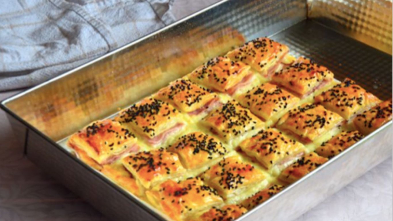 быстрые квадратики с ветчиной и сыром из слоеного теста до завтрака