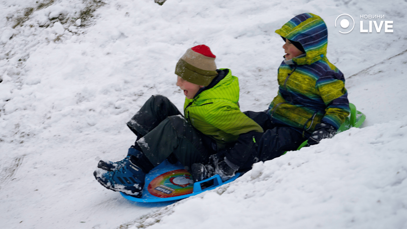 Діти на санках