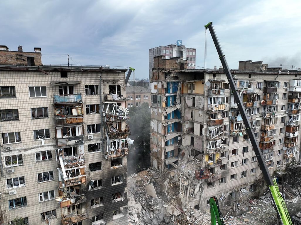 Місце прямого влучання ракети у житловий будинок у Києві 17 червня